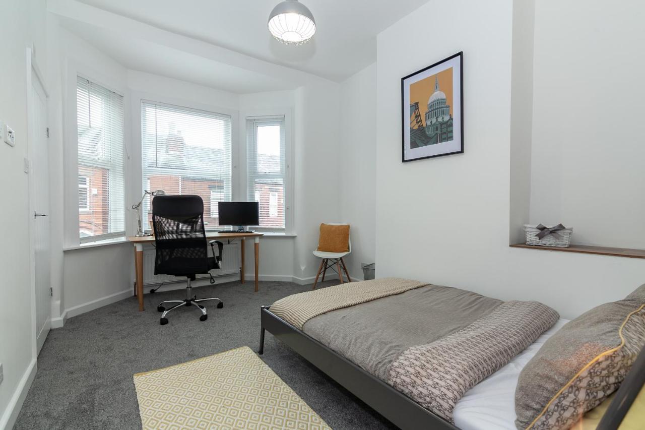 Park House - Large 3 Bedroom Victorian House, 10 Mins From Manchester Exterior photo
